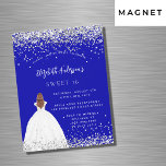Invitation Magnétique Sweet 16 robe de parties scintillant bleue royale<br><div class="desc">Une invitation magnétique moderne, élégante et glamour pour une Soirée Sweet 16, 16ème anniversaire. Un arrière - plan bleu royal avec des étincelles de fausse parties scintillant, une fille portant une robe de bal. Le nom est écrit avec un script de style moderne écrit à la main. Personnalisez et ajoutez...</div>