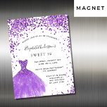 Invitation Magnétique Sweet 16 violet robe blanche parties scintillant l<br><div class="desc">Un aimant d'invitation moderne, élégant et glamour pour une Soirée 16, 16ème anniversaire Sweet. Sur le devant : Un arrière - plan blanc avec violet, lilas pétille, une robe violette. Le nom est écrit avec un script de style moderne écrit à la main. Personnalisez et ajoutez les détails de votre...</div>