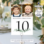 Invitation Mariage 2 Photos Vert Table Numéro 5x7 Signal<br><div class="desc">Créez un numéro de table mariage mémorable avec ces cartes photos 5x7 montrant différentes photos de la mariée et du marié au cours des années pour un panneau de numéro de table divertissant pour les invités mariages. Le design se compose d'un spray de verdure simple et élégant. Amusant d'avoir des...</div>