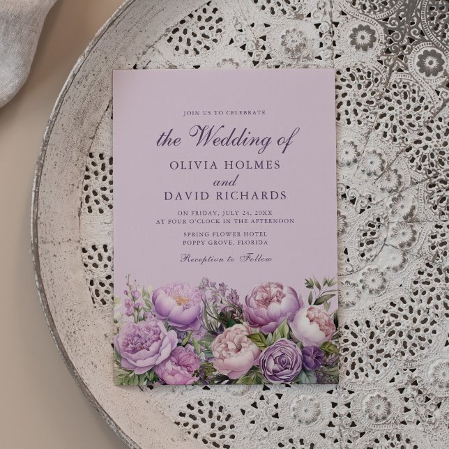 Invitation Mariage aux Pivoines Lilas Bohème (Boho Lilac Peonies Wedding Invitation on a beautiful neutral boho plate.)