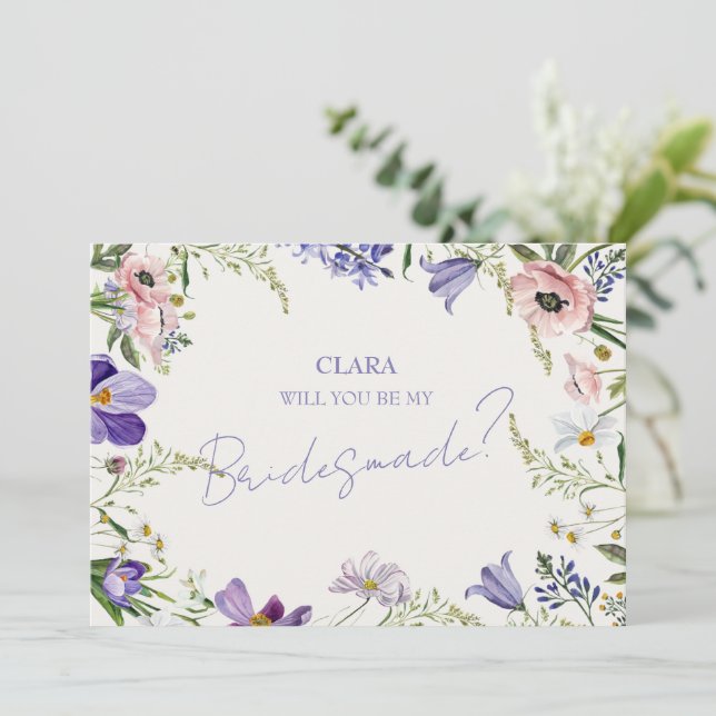 Invitation Mariage bordée de fleurs pourpres et de crèmeBride (Debout devant)