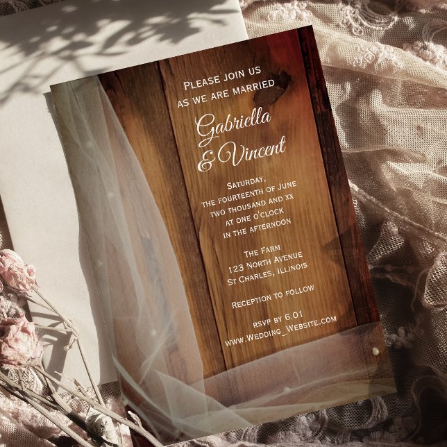 Invitation Mariage campagnard de bois de la grange (Invite guests to your rustic marriage ceremony with the Bridal Veil & Barn Wood Wedding Invitation.)