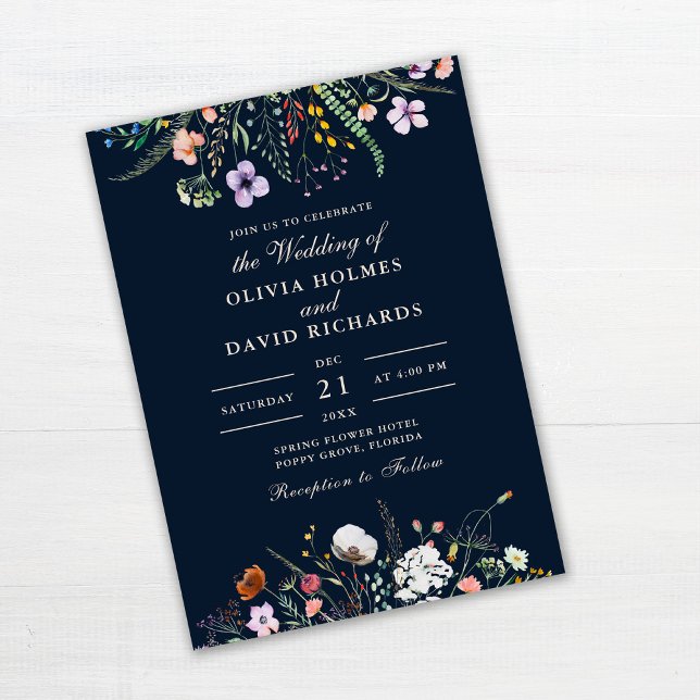 Invitation Mariage Champêtre Bohème Fleurs Sauvages et Bleu d (Navy Blue Boho Wildflower Meadow Wedding Invitation on white wooden table.)