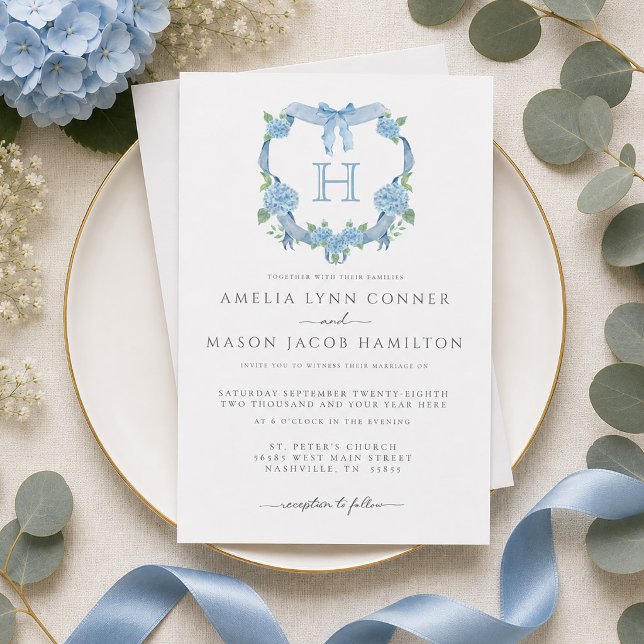 Invitation Mariage Couronne Florale Hydrangea Bleu Monogramme (Monogram Blue Hydrangea Floral Crest Wedding Invitation)