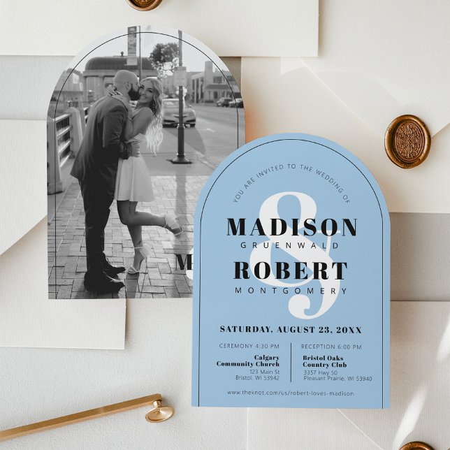 Invitation Mariage dans une arche en photo noir et blanc avec (Modern black and White photo ampersand bold unique sky cornflower light blue arch wedding invitation)