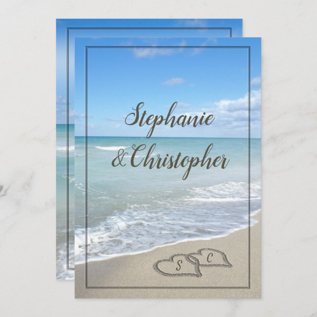 Invitation Mariage de plage Coeurs Monogrammes dans le sable (Devant / Derrière)