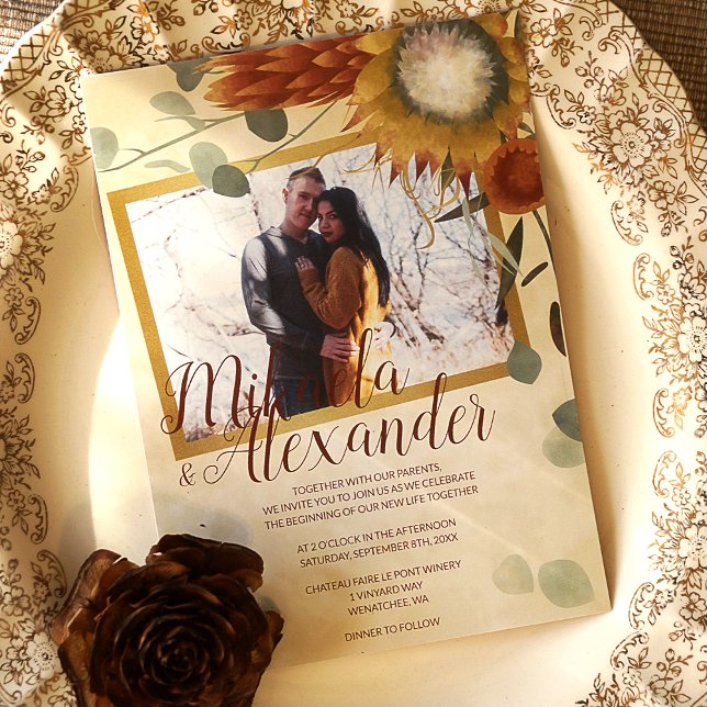 Invitation Mariage de protéas de couleur or, bronze et vert s (Fall Protea Flowers in Gold and Brown with Sage Green Eucalyptus Leaves)