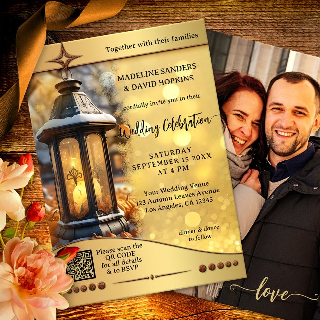 Invitation Mariage d'étincelles d'or de la lanterne d'automne (Boho fall wedding invitation featuring a festive lantern with pumpkins on sparkling gold + QR code)