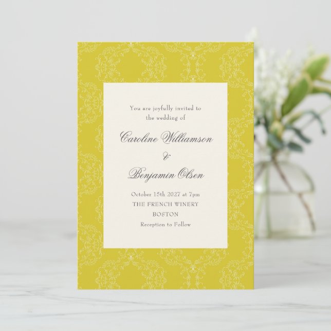 Invitation Mariage Élégant Jaune Damassé Orné Vintage (Debout devant)