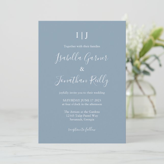 Invitation Mariage Élégant Moderne Monogramme Bleu Poussiéreu (Debout devant)