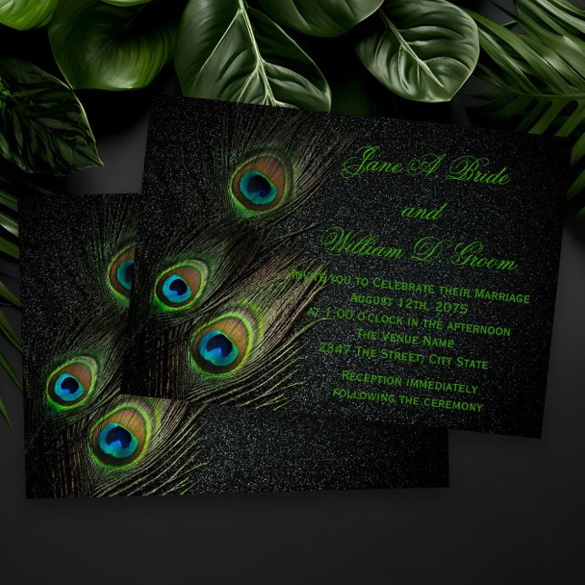 Invitation Mariage élégant Paon Noir Vert Or (Elegant peacock wedding invitations with colorful peacock feathers on a dark background.)