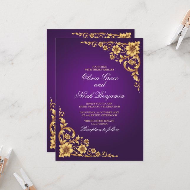 Invitation Mariage floral élégant royal pourpre et or (Devant/Arrière en situation)