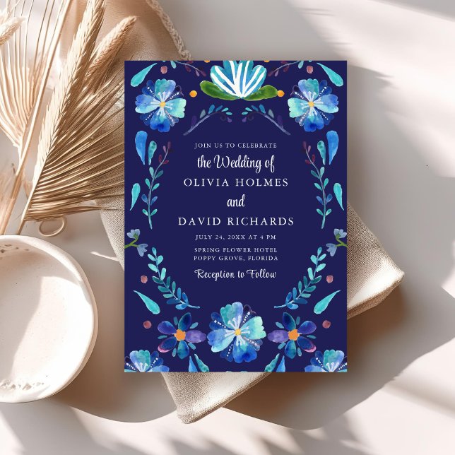 Invitation Mariage Floral Floral bleu mexicain (Navy Blue Mexican Floral Fiesta Wedding Invitation on a boho table.)