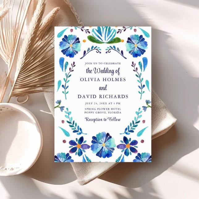 Invitation Mariage Floral mexicain bleu et blanc (Blue and White Mexican Floral Fiesta Wedding Invitation on a boho table.)