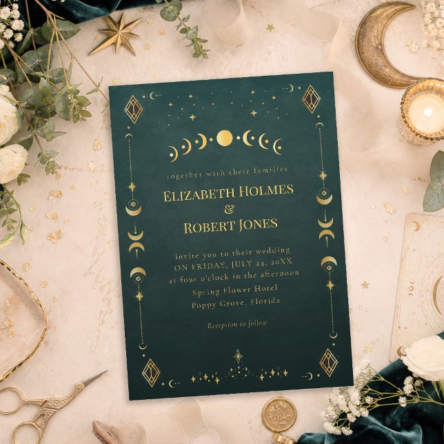 Invitation Mariage gothique céleste sarcelle foncé (Celestial Gothic Dark Teal Wedding Invitation on a table with celestial wedding decor and flowers)