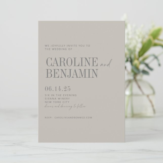 Invitation Mariage minimaliste Elegant Taupe Gris Script RSVP (Debout devant)