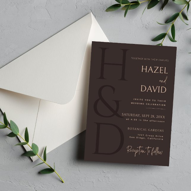 Invitation Mariage Minimaliste Monogramme Marron Moderne (Modern brown monogram wedding invitation sets a warm, minimalist tone for your celebration.)