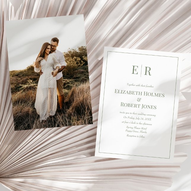 Invitation Mariage Moderne avec Monogramme et Photo de couleu (Modern Olive Green Monogram & Photo Wedding Invitation on a sunny neutral dry palm leaf.)