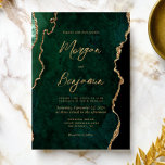 Invitation Mariage moderne Emerald Green Agate<br><div class="desc">Cette élégante invitation de mariage présente une image arrière - plan d'agate d'aquarelle vert émeraude parée de parties scintillant en faux or. Le texte personnalisable combine écriture manuscrite moderne couleur or,  cuivre et polices italiques. L'envers présente un design coordonné vert émeraude et or agate.</div>