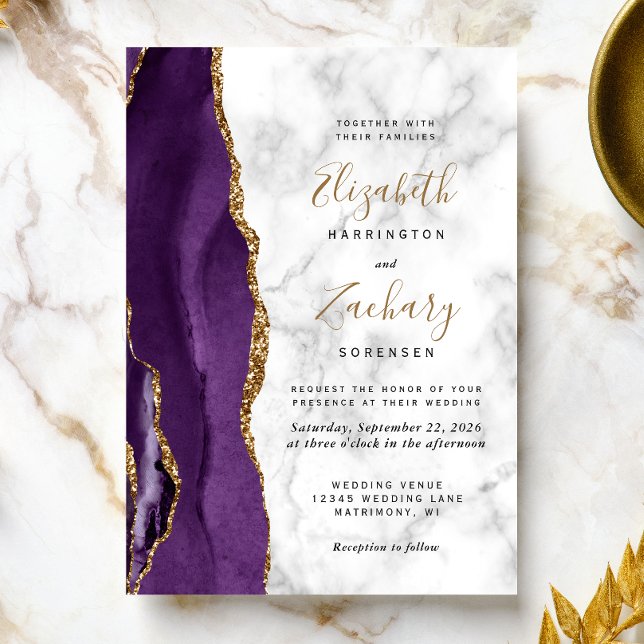 Invitation Mariage moderne en marbre doré violet (The perfect choice for a purple and gold themed wedding.)