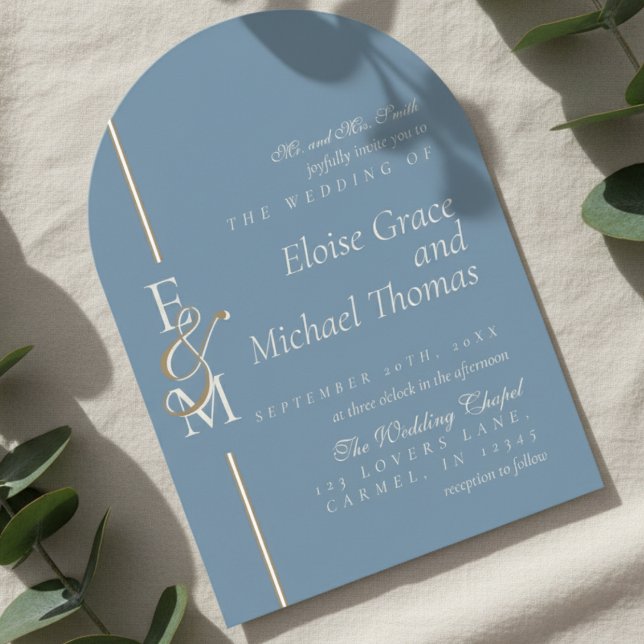 Invitation Mariage Moderne Monogramme Écriture Bleu Poussiére (Announce your special day with this luxurious Modern Monogram Script Arch Wedding Invitation!)