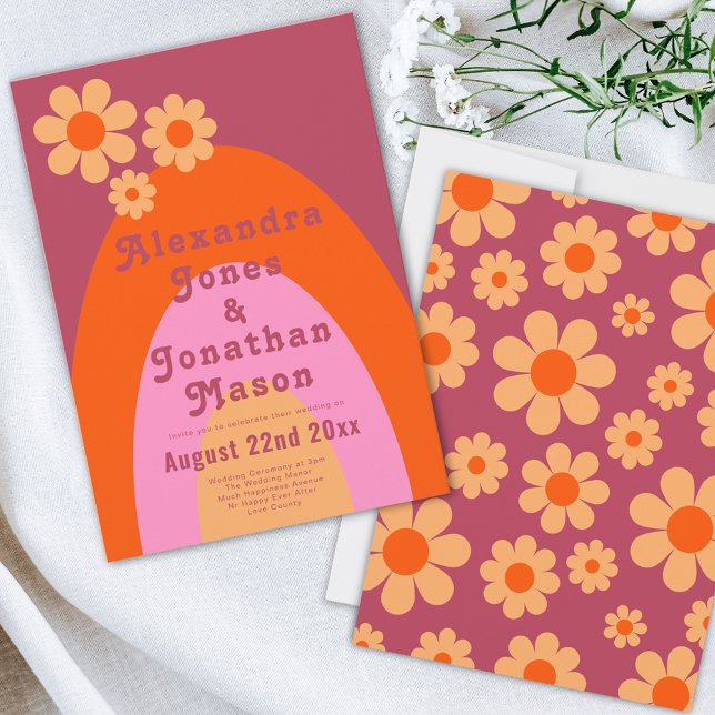 Invitation Mariage Moderne Rétro des Années 70 (Retro daisy arch orange peach pink wedding invitation with groovy typography )