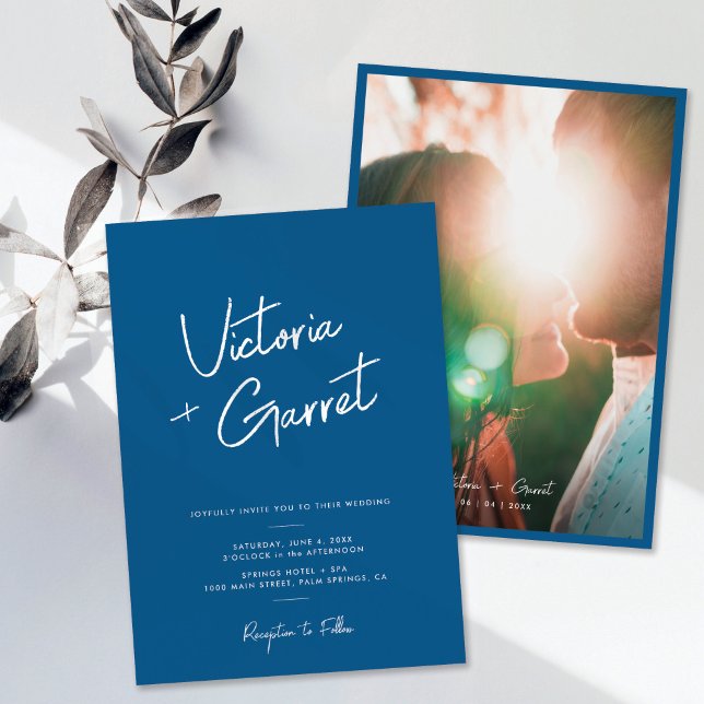 Invitation Mariage photo minimaliste bleu moderne (modern minimal elegant blue and white handwritten script one photo wedding invitation)