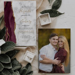 Invitation Mariage photo moderne Burgundy Gold Agate Marbre<br><div class="desc">Le bord gauche de cette élégante faire-part de mariage moderne est orné d'une bordure en aquarelle bordeaux et d'une parties scintillant en faux or. Le texte personnalisable associe écriture manuscrite noire et dorée, polices cuivre et italique sur un arrière - plan gris et blanc en marbre. Remplacez facilement l'exemple d'image...</div>