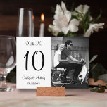 Invitation Mariage photo moderne noir et blanc Numéro de tabl<br><div class="desc">Simple mais élégant, ces cartes modernes photo noir et blanc mariage de table sont si faciles à personnaliser pour votre occasion spéciale et ferait les cartes de table parfaites pour votre mariage, douche nuptiale, fête de fiançailles, fête d'anniversaire et beaucoup plus d'occasions spéciales. Ajoutez votre libellé personnalisé à cette conception...</div>