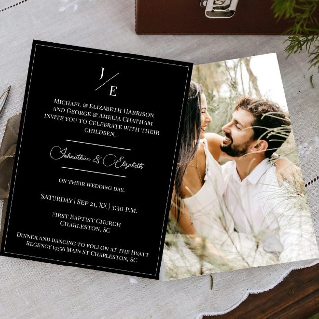 Invitation Mariage photo monogramme minimaliste | Noir (Black Minimalist Monogram Photo Wedding Invitation)