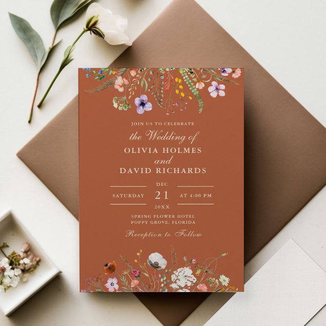 Invitation Mariage photo personnalisé du Fleur sauvage de ter (Terracotta Wildflower Meadow Custom Photo Wedding Invitation on wedding table with flowers)