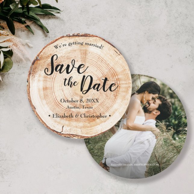 Invitation Mariage rustique Enregistrer la photo de la date W (Best selling rustic wood cut slice round wedding save the date photo cards.)