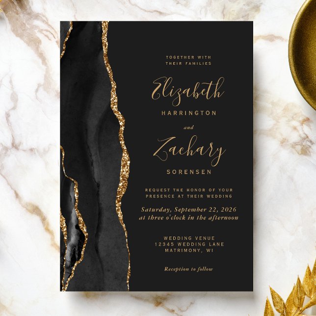 Invitation Mariage sombre moderne à agate or noir (The perfect choice for a black and gold themed wedding.)