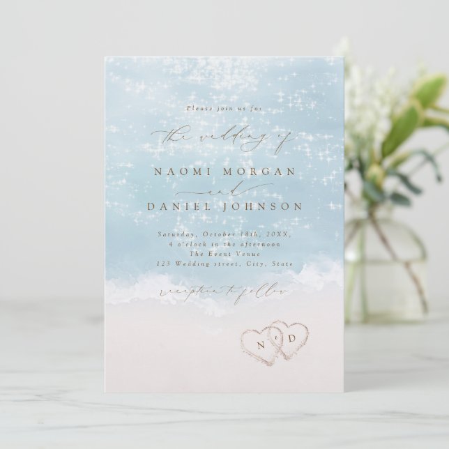 Invitation Mariage sur la plage avec coeurs dans le sable en  (Debout devant)