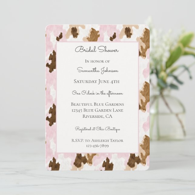 Invitation Marron Crème Blanc Rose Imprimé Vache Enterrement  (Debout devant)