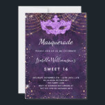 Invitation Masquerade violet or rose  Sweet 16 parti<br><div class="desc">Pour une Masquerade élégante, Sweet 16, 16e anniversaire. Un motif arrière - plan violet. Décoré de poussière de parties scintillant en faux or rose et d'un masque masqué. Personnalisez et ajoutez un nom, un âge et des détails de la fête. Le nom est écrit avec un script de style manuscrit...</div>