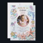 Invitation Mermaid 1er Anniversaire de la fête Photo ONE der<br><div class="desc">Une photo magique de sirène ONEder the sea thème anniversaire invitation avec la photo de votre enfant, sirène, coquillages, dauphin, corail, tortue et étoile de mer. Jolie aquarelle avec jolie sirène. Créez un thème magique pour un anniversaire de saison estivale pour customiser à tout âge de 1 à 6 ans...</div>