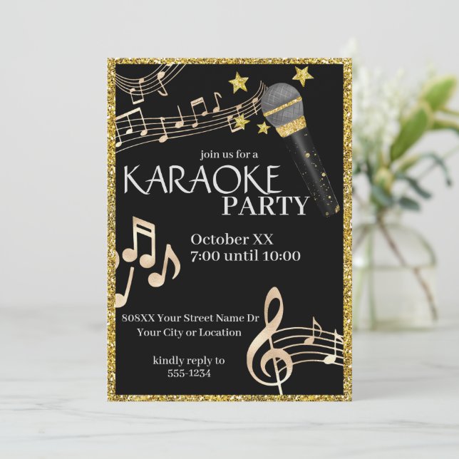 Invitation Microphone musical doré et noir pour soirée Karaok (Debout devant)
