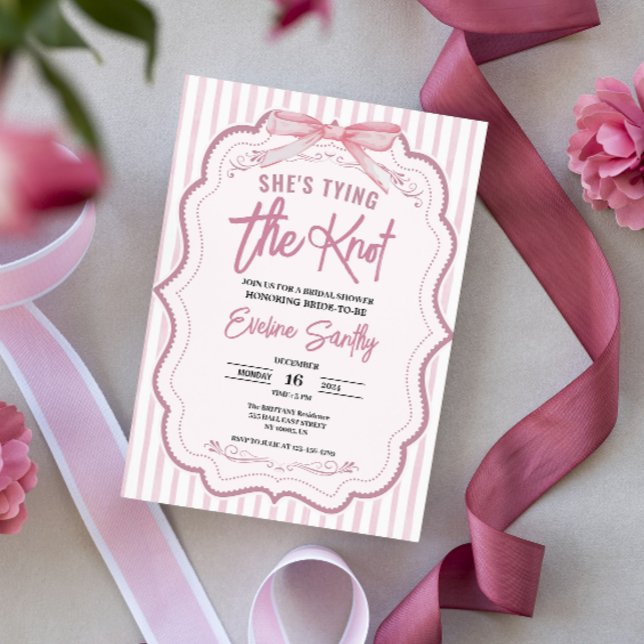 Invitation Mignonne elle noue la Fête des mariées blanche ros (“She’s Tying the Knot” Pink Bridal Shower Invitation. Featuring elegant pink and white stripes)