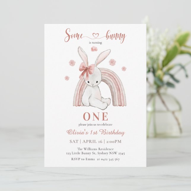 Invitation Mignonne Un Lapin Tournera Une Fille Premier Anniv (Debout devant)