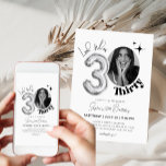 Invitation Mini 30ème anniversaire regarde dont trente photo<br><div class="desc">*Utilisez une photo carré pour remplacer l'image. Célébrez le grand 3-0 avec style! Voici notre invitation de photo minimaliste "Look Who's Thirty" pour le 30e anniversaire. Ce design élégant et moderne ajoute une touche de sophistication à votre célébration d'étape. Personnalisez-le avec votre photo et vos détails préférés, créant une invitation...</div>