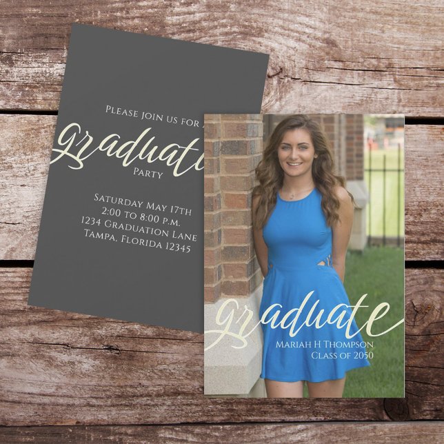 Invitation Mini-moderne simple script tendance photo (Modern graduation script photo card with elegant typography and clean layout.)