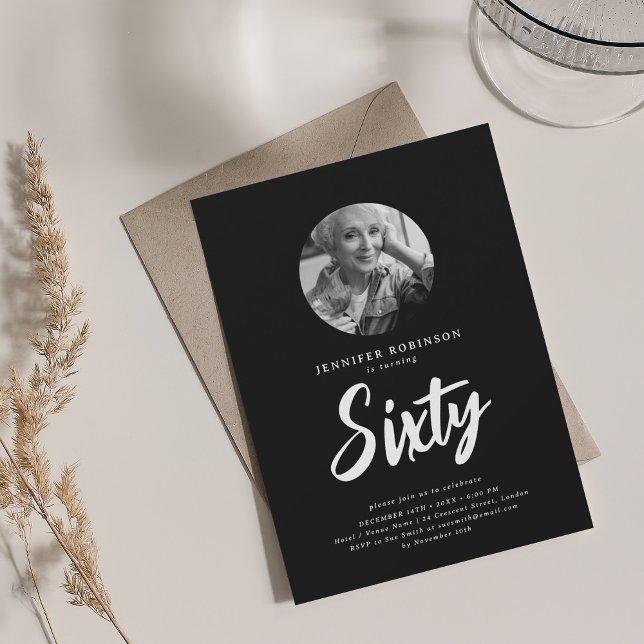 Invitation Mini script photo 60e fête d'anniversaire Noir (Minimal Script Photo 60th Birthday Party Black Invitation)