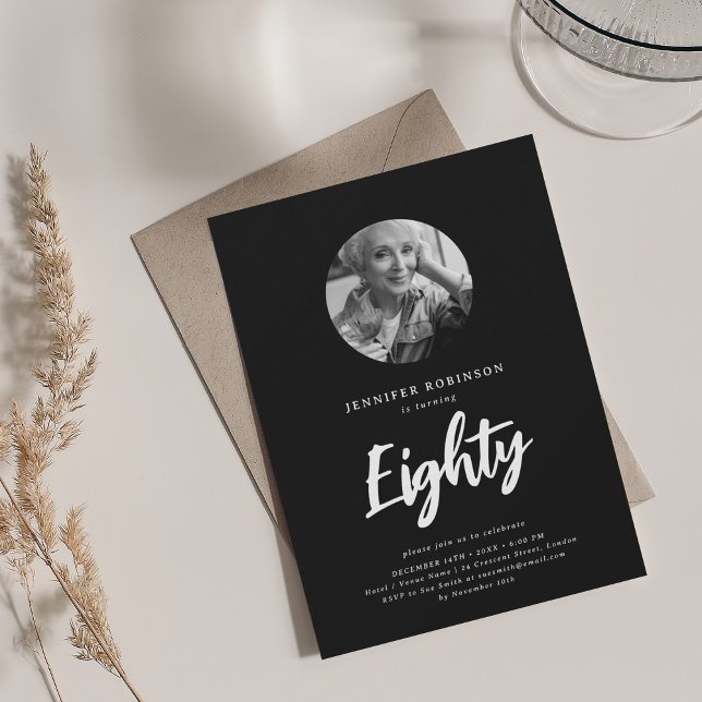 Invitation Mini script photo 80e fête d'anniversaire Noir (Minimal Script Photo 80th Birthday Party Black Invitation)