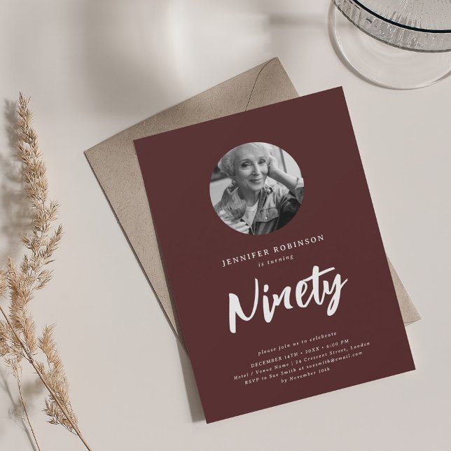 Invitation Mini Script photo 90e anniversaire de fête Bourgog (Minimal Script Photo 90th Birthday Party Burgundy Invitation)