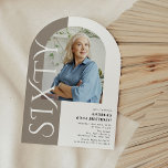 Invitation Miniature minime photo Arc 60e anniversaire<br><div class="desc">Rejoignez-nous pour célébrer la grande SIXTY avec notre minimal Arc 60th Birthday Invitation! Doté d'une superbe photo en arc de l'étoile d'anniversaire,  dressée contre une bande de cappuccino sophistiquée et accentuée d'élégantes lettres blanches "soixante". Notre modèle de réception personnalisable vous permet d'ajouter votre touche personnelle.</div>