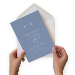 Invitation Minimal et chic | Mariage bleu et blanc Dusty<br><div class="desc">Ces invitations de mariage élégantes et modernes présentent un design de texte bleu et blanc poussiéreux qui dégage un style minimaliste. Ajoutez vos initiales ou votre monogramme pour les rendre complètement vôtres.</div>