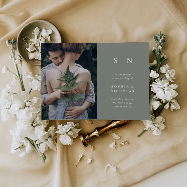 Invitation Minimal et chic | Mariage photo Sage Green (An elegant, sage green wedding invitation featuring a personal photo and your monogram.)