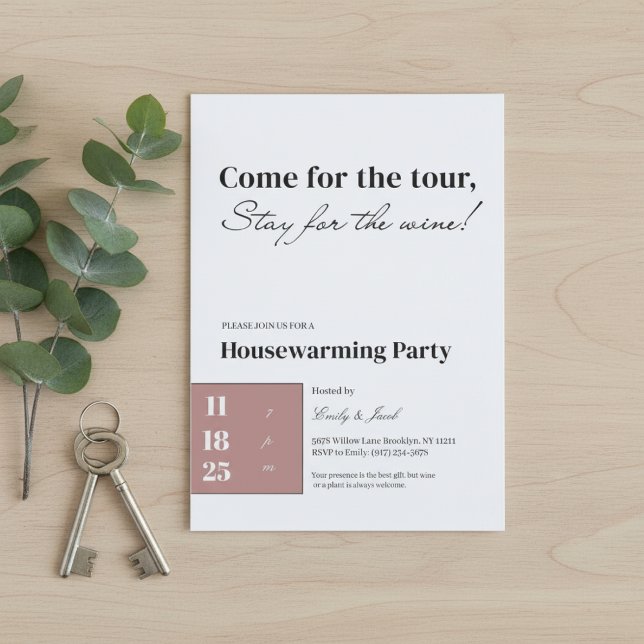 Invitation minimale pour pendaison de crémaillère  (Housewarming invitation flat lay with green leaves and house keys on warm wooden table background.)