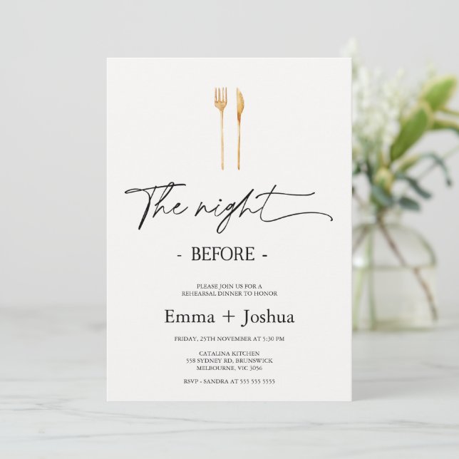 Invitation Minimalist Gold Cutlery Rehearsal Dinner  (Debout devant)